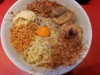 「まぜそば　［中３００ｇ］　８５０円」@ジャンクガレッジ 北浦和店の写真