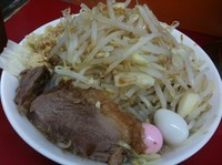 「ラーメン 中700円 （ヤサイ、ニンニク）」@モッコリ豚の写真