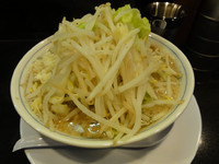 「らーめん（ニンニク・ヤサイマシ）」@ラーメン たくのじの写真