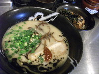 「らーめん黒＋ハーフ角煮丼（セット価格200円）」@南青山の写真