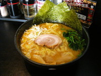 「豚骨醤油ラーメン　大盛り　６５０円＋１００円」@BOMBA家 湘南台本店の写真