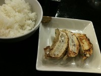 「餃子＋半ライス 300円」@背脂らーめん宮本の写真