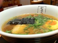 「醤油ラーメン」@支那そばや グランデュオ立川店の写真