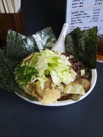 「ときんらーめん（黒）にんにくキャベツ味濃いめ＋のり 750円」@らーめん ときんの写真