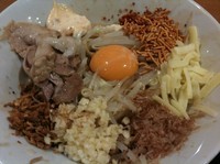 「まぜそば 750円（ニンニク、チーズ、べビスタ、エビマヨ）」@ジャンクガレッジ イオンレイクタウンmori店の写真