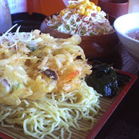 「天ざるラーメン350円＋野菜サラダ100円」@食事処 禅の写真