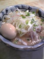 「鶏だくそば＋クーポンサービス出汁卵　７００円」@麒麟児の写真