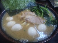 「らーめん中盛り＆うずら」@壱成家 柏店の写真