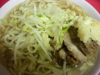 「小ラーメン（６５０円）・ニンニク・ヤサイ少なめ」@ラーメン二郎 千住大橋駅前店の写真