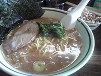 「中盛ラーメン+半チャーシュー丼(別注文１１０円！)」@横浜家の写真