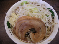 「雷そば（中）【７００円】・ニンニク・ヤサイ少なめ」@雷 北松戸本店の写真