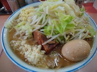 「ラーメン大+割れた玉子（野菜ちょい増し・ニンニク・しょうが）」@麺屋 桐龍の写真
