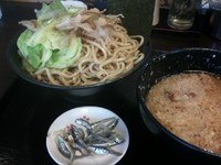 「燕三条系つけ麺 800円+ 味玉100円 温キャベツ 50円」@煮干 丸めの写真