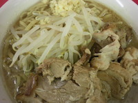 「ラーメン（並）【７００円】・豚増し【１５０円】・ニンニク」@ジャンクガレッジ 西船店の写真