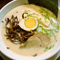 「ラーメン（バリカタ）￥５００＋サービス替玉」@博多天神 新宿御苑店の写真