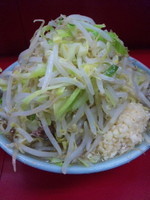 「小ラーメン豚入り ヤサイニンニク ７５０円」@ラーメン二郎 中山駅前店の写真