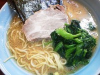 「らーめん中盛＋サービスライス」@横浜家系ラーメン 家家家 飯田橋店の写真