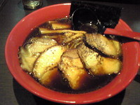 「くろラーメン＋チャーシュー」@富山ブラック 麺家いろは 池袋店の写真