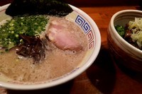 「とんこつラーメン（普通）　替え玉2+ねぎチャーシュー丼」@らーめん天神屋の写真