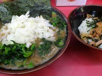 「ラーメン630円 + ほうれん草80円 + タマネギ30円」@王道家の写真