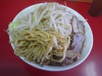 「ラーメン中(ヤサイ、ニンニク)￥700＋小豚￥150」@モッコリ豚の写真