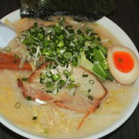 「濃厚とんこつ塩（690円）＋特盛（2玉 無料）」@ラーメン 春樹 八王子店の写真