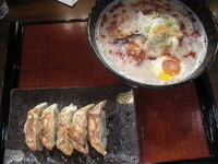 「濃厚鶏豚の辛口ラーメン+鹿児島県産黒豚餃子+自慢の焼き豚めし」@麺屋神のしずくの写真