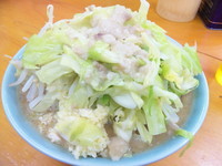 「少ラーメンと味玉（野菜、ニンニク、アブラ）７００円」@ラーメン二郎 新橋店の写真