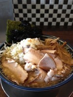 「特製醤油らーめん　８５０円　チャーシュートッピング２２０円」@万太郎ラーメン 妻有ショッピングセンター店の写真