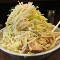 「ぶた入りラーメン(野菜マシマシ･ニンニクマシマシ)　８００円」@ラーメン二郎 池袋東口店の写真