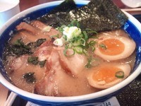 「鶏白湯らーめん（大盛）全部入り」@せたが屋 東京ドームシティ店の写真