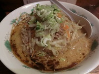 「辛味噌ニンニクとんこつラーメン（700円）＋ごった煮（0円）」@らーめん 山小屋 大森北店の写真