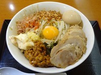 「納豆まぜそば中（900円）＋お得セット（280円）ニンニク」@ジャンクガレッジ イオンレイクタウンmori店の写真