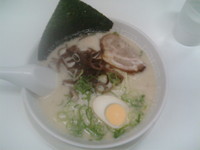 「ラ～メン＋替玉（無料券）」@博多天神 歌舞伎町一番街通り店の写真