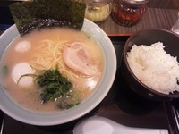 「醤油ラーメン(硬め)￥680＋味付け玉子＋小ごはん￥100」@横浜家系ラーメン 港家 麹町店の写真
