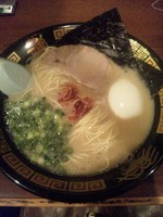 「天然とんこつラーメン（半熟塩ゆでたまご・海苔トッピング）」@一蘭 名古屋栄店の写真