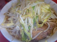 「小ラーメン豚入り（麺硬め、野菜、ニンニク、カラメ）」@ラーメン二郎 桜台駅前店の写真