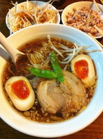 「醤油ラーメン feat.味付け玉子」@かおたんラーメンえんとつ屋 南青山店の写真