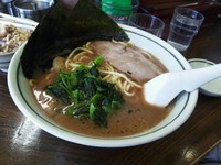 「中盛ラーメン+半チャーシュー丼(別注文１１０円)」@横浜家の写真