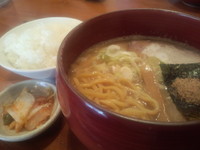 「B定食 (Wスープらーめん、ライス、キムチ) 730円」@麺道 ともよし 東三国店の写真