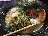 「神豚ラーメン 680円 麺硬め（半ライス＆サラダサービス）」@豚骨らーめん 神豚の写真
