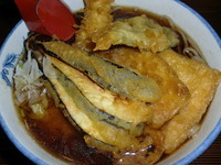 「天ぷらそば７００円＋キツネ１００円」@まとい食堂の写真