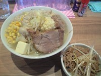 「小ﾗｰﾒﾝ(塩・ﾔｻｲﾆﾝﾆｸｱﾌﾞﾗ)＋ﾊﾞﾀｰｺｰﾝ＋丼」@モトミヤの写真