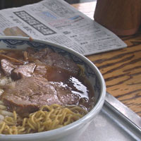 「チャーシューメン（麺硬め、特、タマネギ多め、800円）」@服部の写真