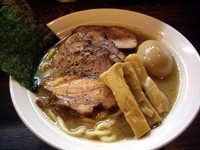 「濃厚煮干しらーめん（ネギ抜き）＋チャー、800円＋200円」@伝家 志木店の写真