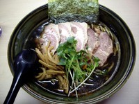 「黒醤油ラーメン（ネギ抜き）＋ちゃーしゅー、750円＋300円」@あぢとみ食堂の写真