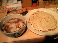 「肉汁うどん・中盛＋ちくわ天」@武蔵野肉汁うどん いろは 赤羽店の写真