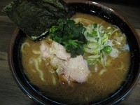「ラーメン(麺硬め、脂多め、味濃いめ)700円」@神田ラーメン わいず 神田本店の写真