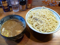 「濃厚煮干しつけ麺　特盛（あつもり）　７８０円」@月と鼈の写真
