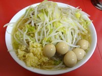 「小ラーメン（650円）＋うずらの卵（100円）ニンニク」@ラーメン二郎 茨城守谷店の写真